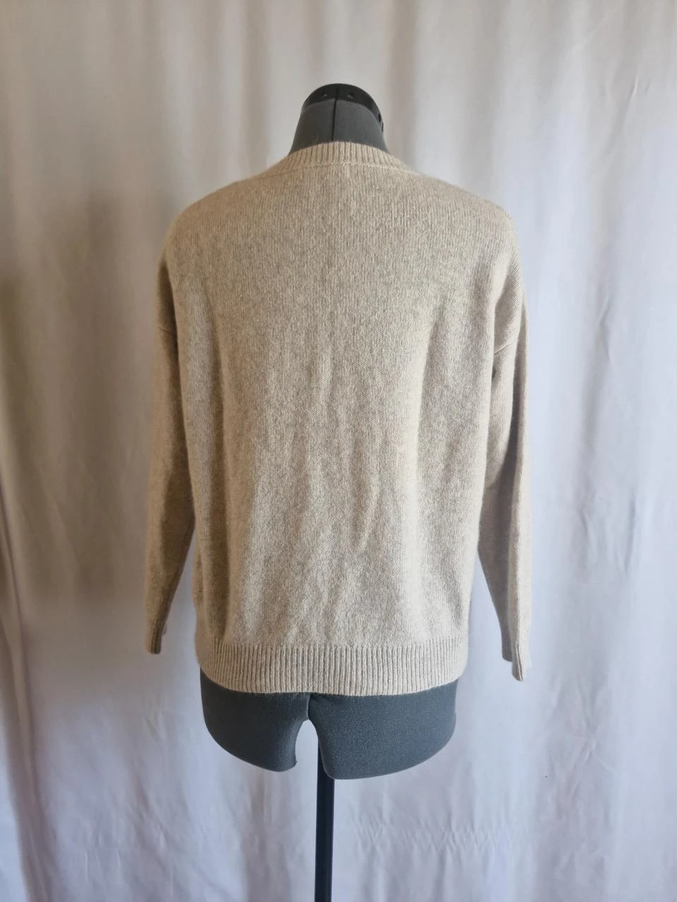 Women's V-neck long-sleeve sweater - Size S/M – photo 4